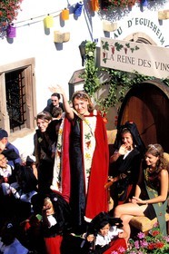 France, Haut-Rhin (68), Eguisheim, labellisé Les Plus Beaux Villages de France, fête du vin, défilé de la Reine des vins d' Alsace