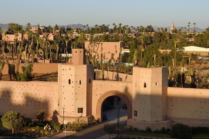 Maroc, Haut-Atlas, Marrakech, ville impériale, Médina classée Patrimoine Mondial de l'UNESCO, une des portes des remparts de la ville et entrée du Royal Mansour Hotel