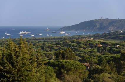 France, Var (83), Saint-Tropez, yacht de luxe à l'ancre en bordure de la plage de Pampelonne