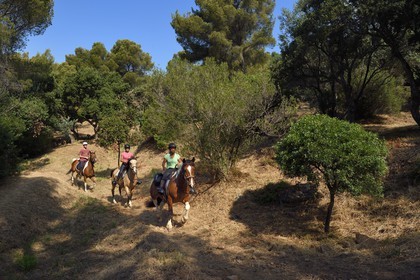 France, Var (83), Agay commune de Saint-Raphaël, cavaliers en randonnée dans le massif de l'Estérel