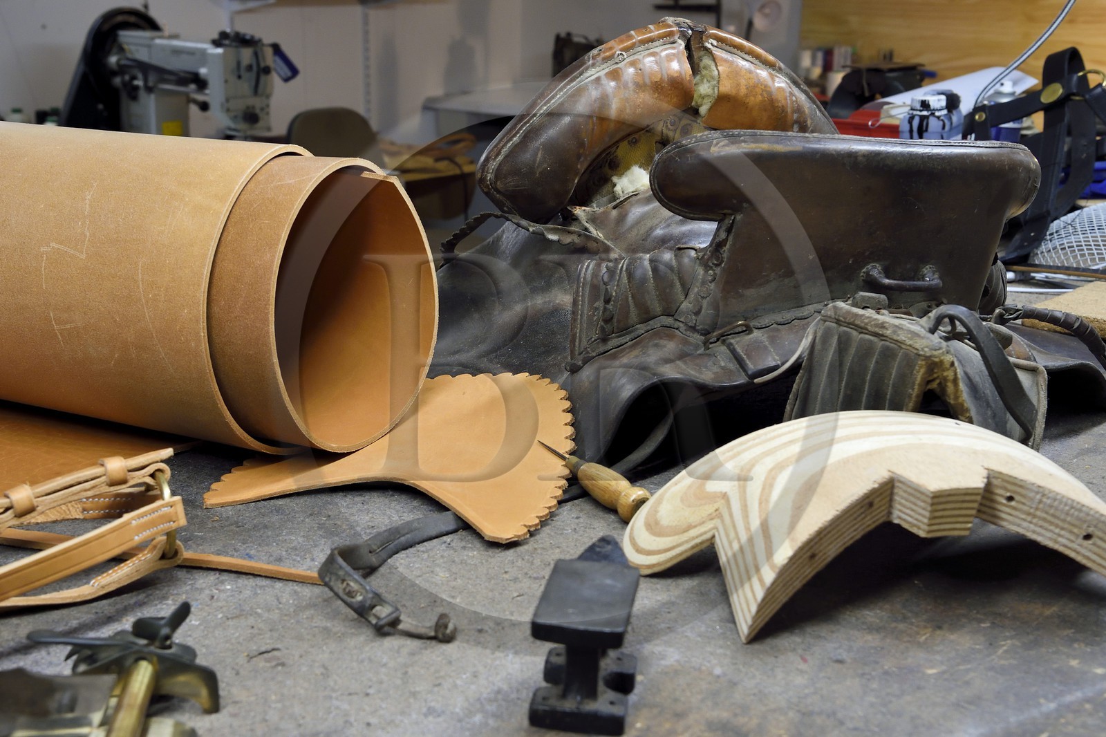 France, Gard (30), Fourques, fabrication de sellerie et d'harnachement dans l'atelier de Victor Mailhan, selle de gardian camarguais