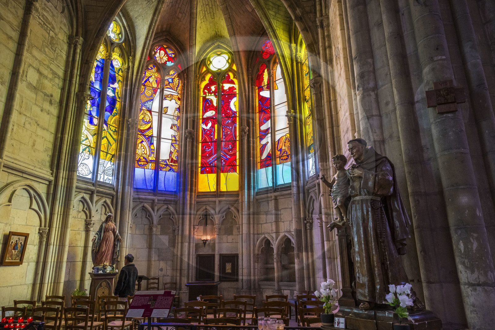 France, Nièvre (58), Nevers, cathédrale Saint-Cyr-et-Sainte-Julitte, vitraux contemporains des artistes Jean-Michel Alberola, Claude Viallat, Gottfried Honegger, Raoul Ubac et François Rouan dans une architecture gothique