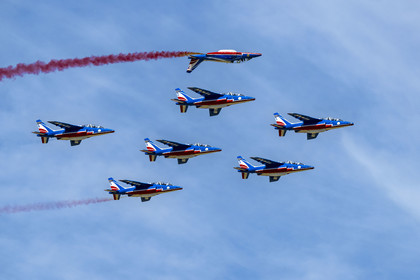 France, Bouches-du-Rhône (13), Salon-de-Provence, base aerienne 701, base de la Patrouille de France (PAF pour Patrouille acrobatique de France) de l'Armée de l'air et de l'espace française, démonstrations aériennes des avions Alphajet à l'occasion de la cérémonie d’échange des Gardes