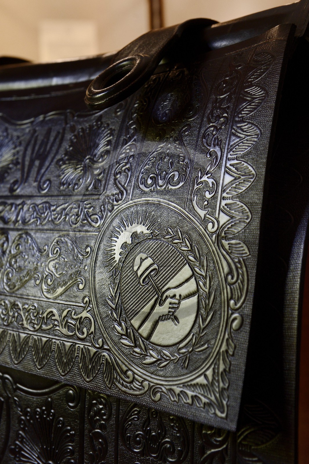 Argentine, province de Buenos Aires, San Antonio de Areco, selle de cheval fabriqué par le maroquinier Martin Alvarez avec l'écu de l'argentine