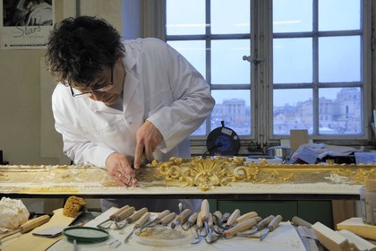 France, Yvelines (78), château de Versailles, ateliers de restauration du château, atelier de dorures, Laurent Hissier travaillant sur un cadre de tableau
