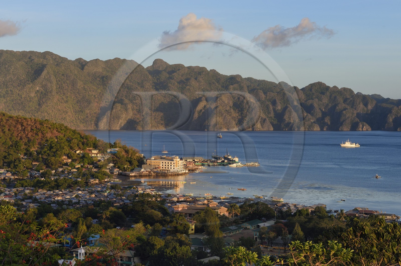 Philippines, Calamian Islands dans le nord de Palawan, Busuanga Island, ville de Coron et Coron Island Natural Biotic Area en arrière plan