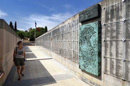 France, Var (83), Fréjus, Mémorial des guerres d'Indochine et nécropole, le mur du Souvenir où sont inscrits 34935 noms de soldats morts en Indochine dont les corps ne reposent pas ici