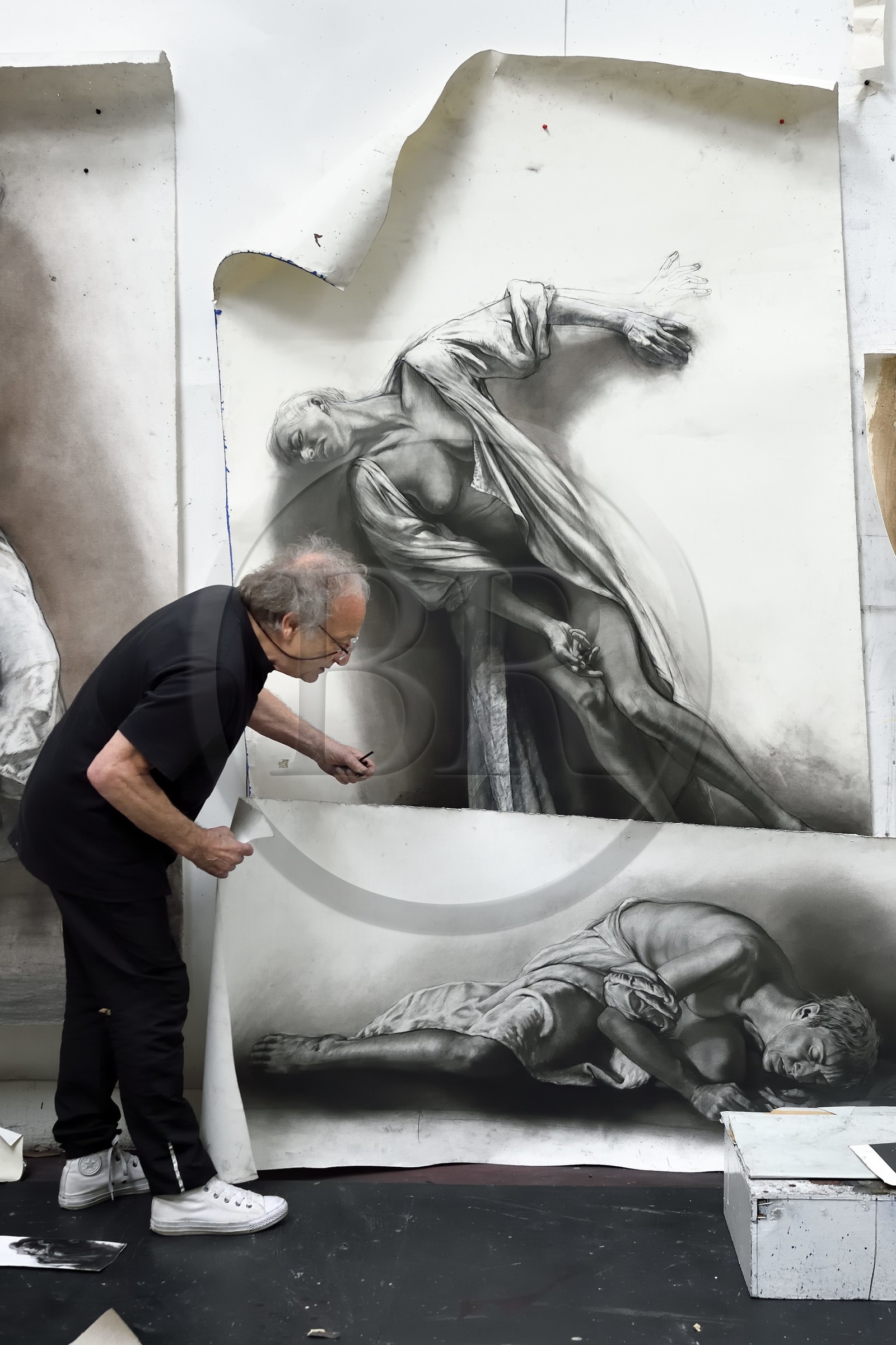 France, Ivry-sur-Seine (94), l'artiste plasticien Ernest Pignon-Ernest dans son atelier