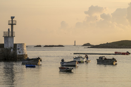 France, Finistère (29), Mer d'Iroise, Ile de Molène au petit matin, les bateaux de pêches sont au mouillage à la belle saison entre le bourg et l'ilot Lédenez Vraz en arrière plan