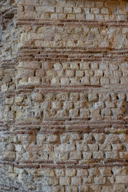 France, Paris (75), Musée de Cluny - Musée national du Moyen-Age, détail du mur en briques et pierres alternées du Frigidarium des thermes de Cluny