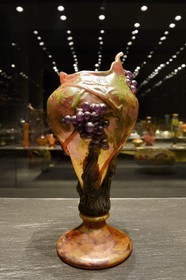 France, Meurthe-et-Moselle (54), Nancy, place Stanislas, musée des Beaux Arts, salle de la collection Daum, vase à décor de raisins (1908)