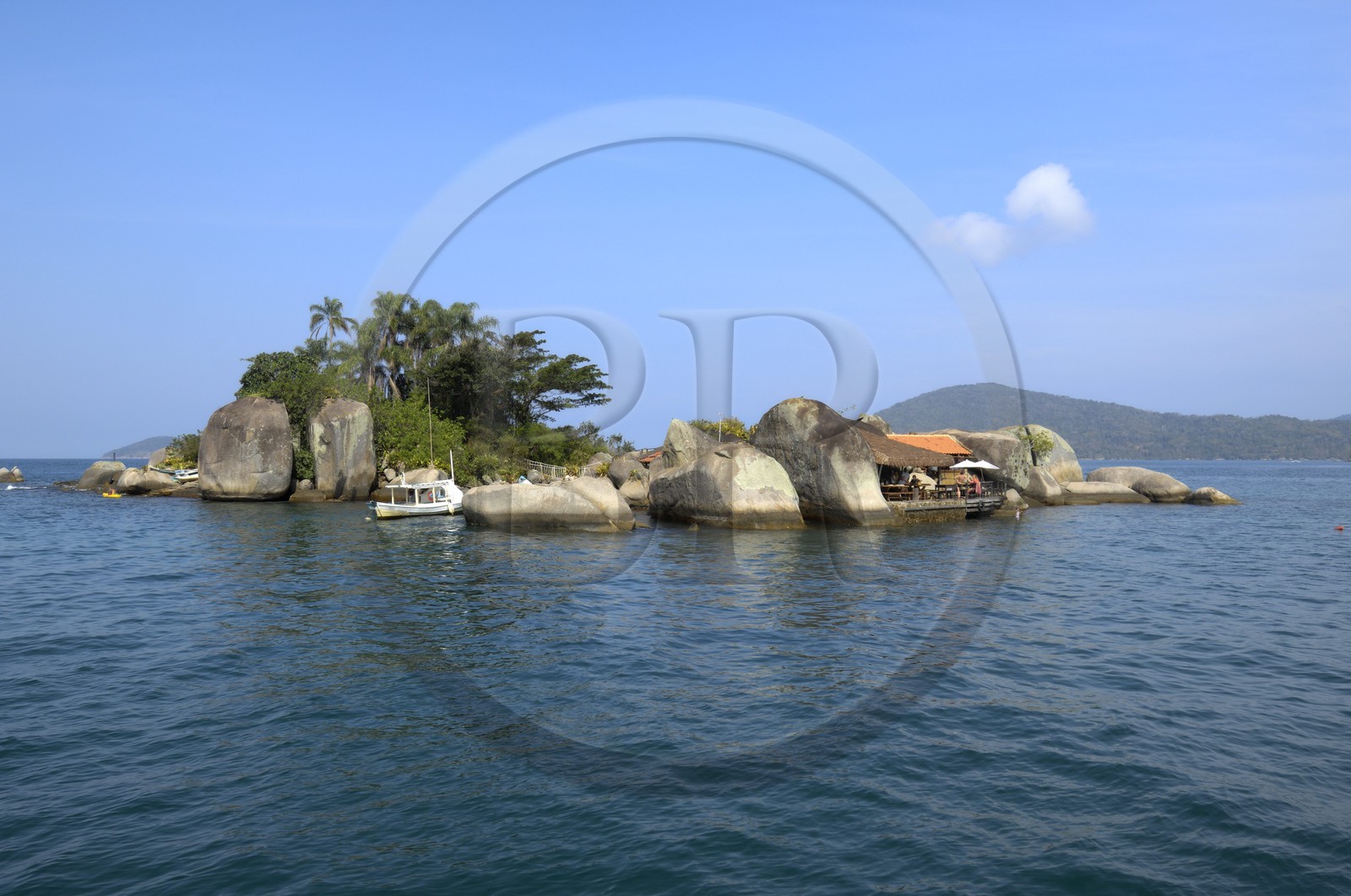 Brésil, Etat de Rio de Janeiro, Paraty, Ile Catimbau, la famille de Maria Irène Campers vit sur l'Ile et tient le petit restaurant de poisson Eh-Laho