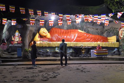 Sri Lanka, province du centre, Dalhousie, Bouddha couché sur le chemin des pélerins montant au Pic d'Adam (Adam's Peak)