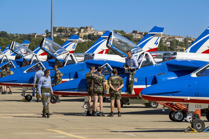 France, Bouches-du-Rhône (13), Salon-de-Provence, base aerienne 701, base de la Patrouille de France (PAF pour Patrouille acrobatique de France) de l'Armée de l'air et de l'espace française, les pilotes descendent de leurs avions Alphajet et échangent avec les mécaniciens sur le tarmac après le vol d'entrainement