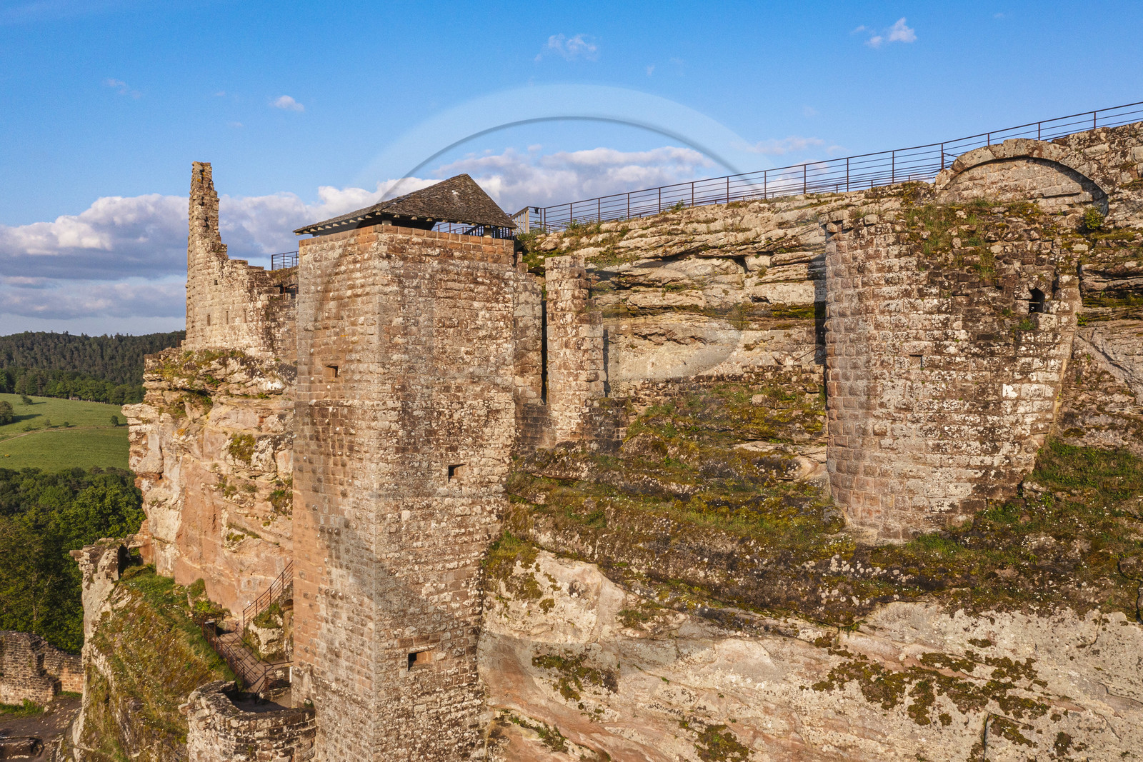France, Bas-Rhin (67), Parc naturel régional des Vosges du Nord, Lembach, chateau de Fleckenstein (vue aérienne)