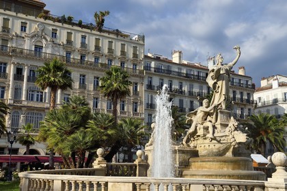France, Var (83), Toulon, la  fontaine de la Fédération et l'ancien Grand Hotel sur la place de la Liberté