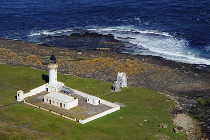 Royaume-Uni, Ecosse, Highland, le phare de l'Ile de Stroma au nord de John O'Groats met en garde les navires du tourbillon Swilkie à proximité (vue aérienne)