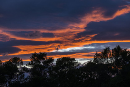 France, Gard (30), Bagard, coucher de soleil sur nuages