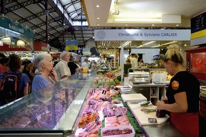 France, Aude (11), Narbonne, le marché couvert, boucher