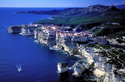 France, Corse-du-Sud (2A), Bonifacio, la ville perchée sur les falaises (vue aérienne)