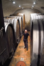 Suisse, Canton de Vaud, Aigle, Marc Emery dans la cave des Grands Vins d'Aigle Alain Emery
