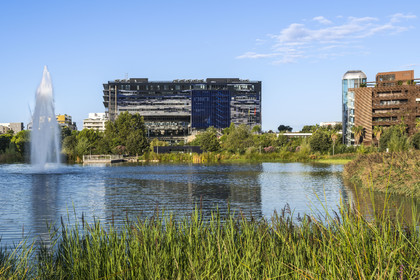 France, Hérault (34), Montpellier,  quartier de Port Marianne, l'Hotel de Ville conçu par les architectes Jean Nouvel et François Fontès et le Bassin Jacques Coeur au premier plan