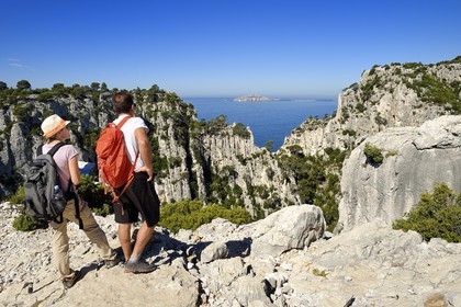 France, Bouches-du-Rhône (13), Marseille, Parc national des Calanques, Calanque d'En-Vau, la Breche de Castelvieil et l'Archipel de Riou en arrière plan (demande d'autorisation nécessaire avant publication)
