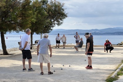 France, Var (83), Six-Fours-les-Plages, Le Brusc, partie de pétanque ou jeu de boules