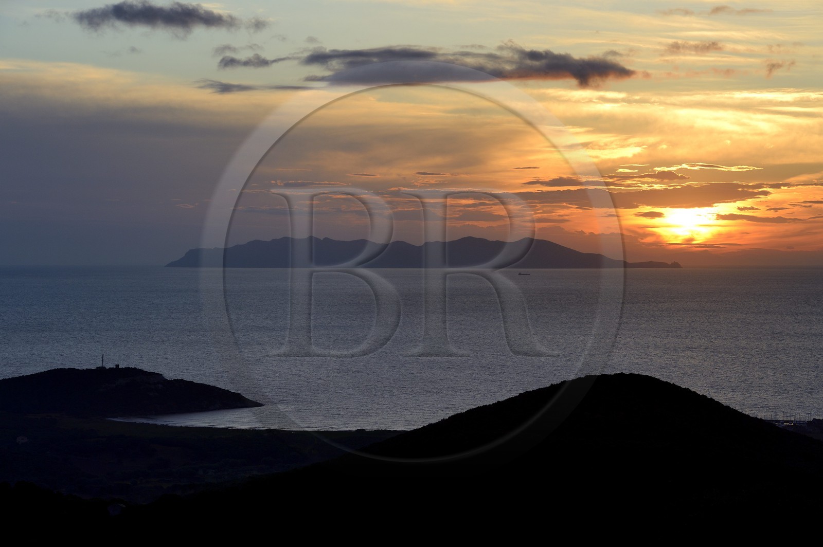 France, Haute-Corse (2B), l'Ile de Capraia de l'archipel toscan au large du Cap Corse (au premier plan)