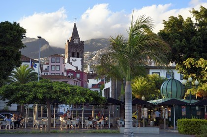 Portugal, Ile de Madère, Funchal, terrasse de café sur le front de mer et la cathédrale Notre-Dame de l'Assomption