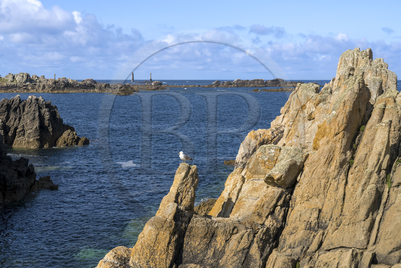 France, Finistère (29), Mer d'Iroise, Ile d'Ouessant, rochers façonnés par les tempêtes au pied du phare du Créac’h