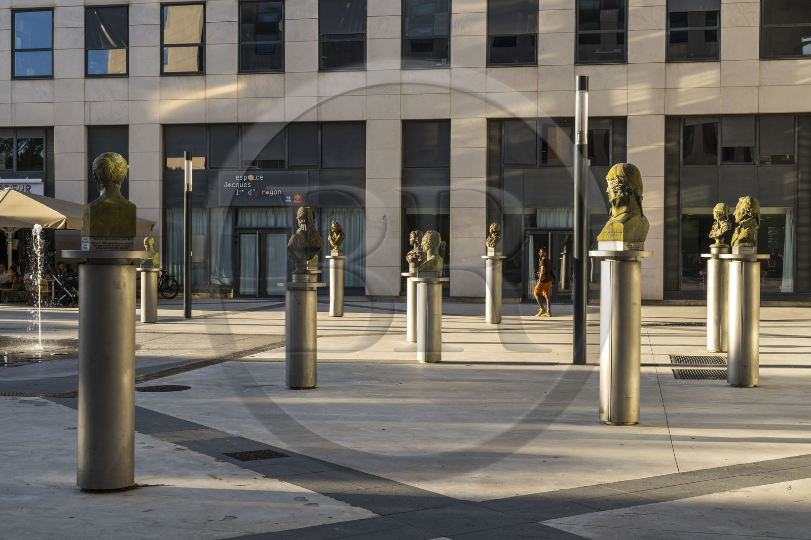France, Hérault (34), Montpellier, quartier Richter, les rives du Lez, bustes des grands penseurs sur la place de la Révolution