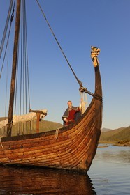 Norvège, Nordland, Iles Lofoten, ile de Vestvagoy, le drakkar (bateau viking) Lofotr construit à l'identique sur le lac de Borg et son capitaine Terje Boe