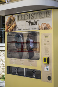 France, Gard (30), Saint-Maximin, distributeur automatique de pain