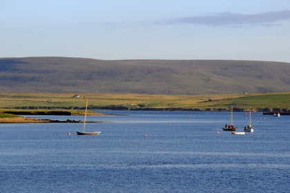 Royaume-Uni, Ecosse, Iles Orcades, Ile de Mainland, bateaux dans la baie de Stromness