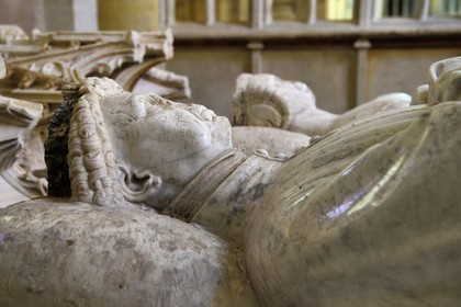 France, Allier (03), ancienne province du Bourbonnais, Souvigny, l'église prieurale clunisienne Saint-Pierre-et-Saint-Paul, nécropole ducale des Ducs de Bourbon, gisants de Louis II de Bourbon et Anne d'Auvergne dans la Chapelle vieille (XVe siècle)