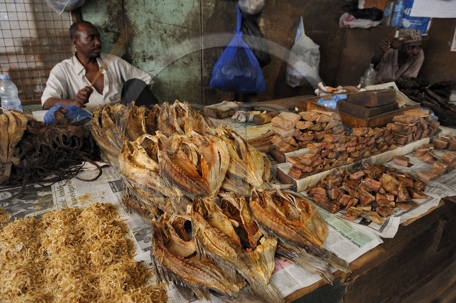 Tanzanie, Dar es-Salaam, le grand marché central de Kariakoo, étal de poissons séchés