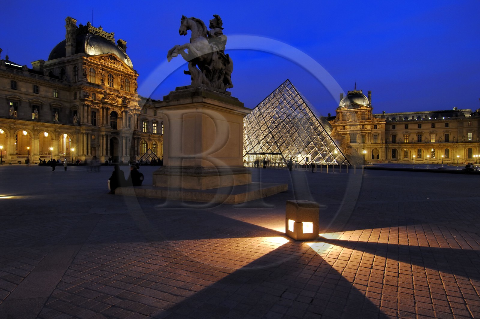 France, Paris (75), le musée et la pyramide du Louvre de l'architecte Ieoh Ming Pei