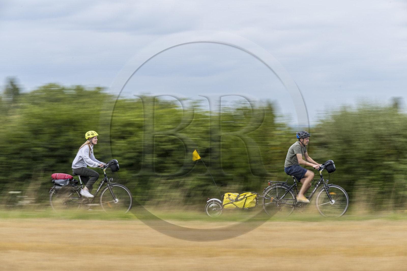France, Maine-et-Loire (49), vallée de la Loire classée au Patrimoine Mondial par l'UNESCO, Saumur vers Saint-Hilaire, randonnée à bicyclette avec une remorque transportant le matériel de camping