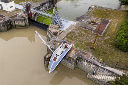 France, Loire-Atlantique (44), Le Pellerin, collection d'art contemporain à ciel ouvert Estuaire, le voilier sculpture de 9 m de long Misconceivable réalisé par l'artiste autrichien Erwin Wurm à l'écluse d'accès au canal de la Martinière sur la Loire (vue aérienne)