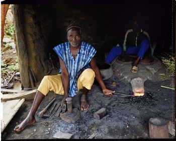 Burkina Faso, province de Poni, pays des Lobi, Loropéni, forgeron avec son apprenti, il est l'artisan qui fabrique l'outillage en fer (houes, têtes de flèches...) mais forge aussi un lien fort avec le monde des ancêtres