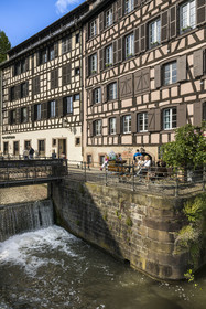 France, Bas-Rhin (67), Strasbourg, vieille ville classée au Patrimoine Mondial de l'UNESCO, quartier de la Petite France, l'écluse sur l'Ill vers le quai des Moulins et la passerelle des anciennes glacières