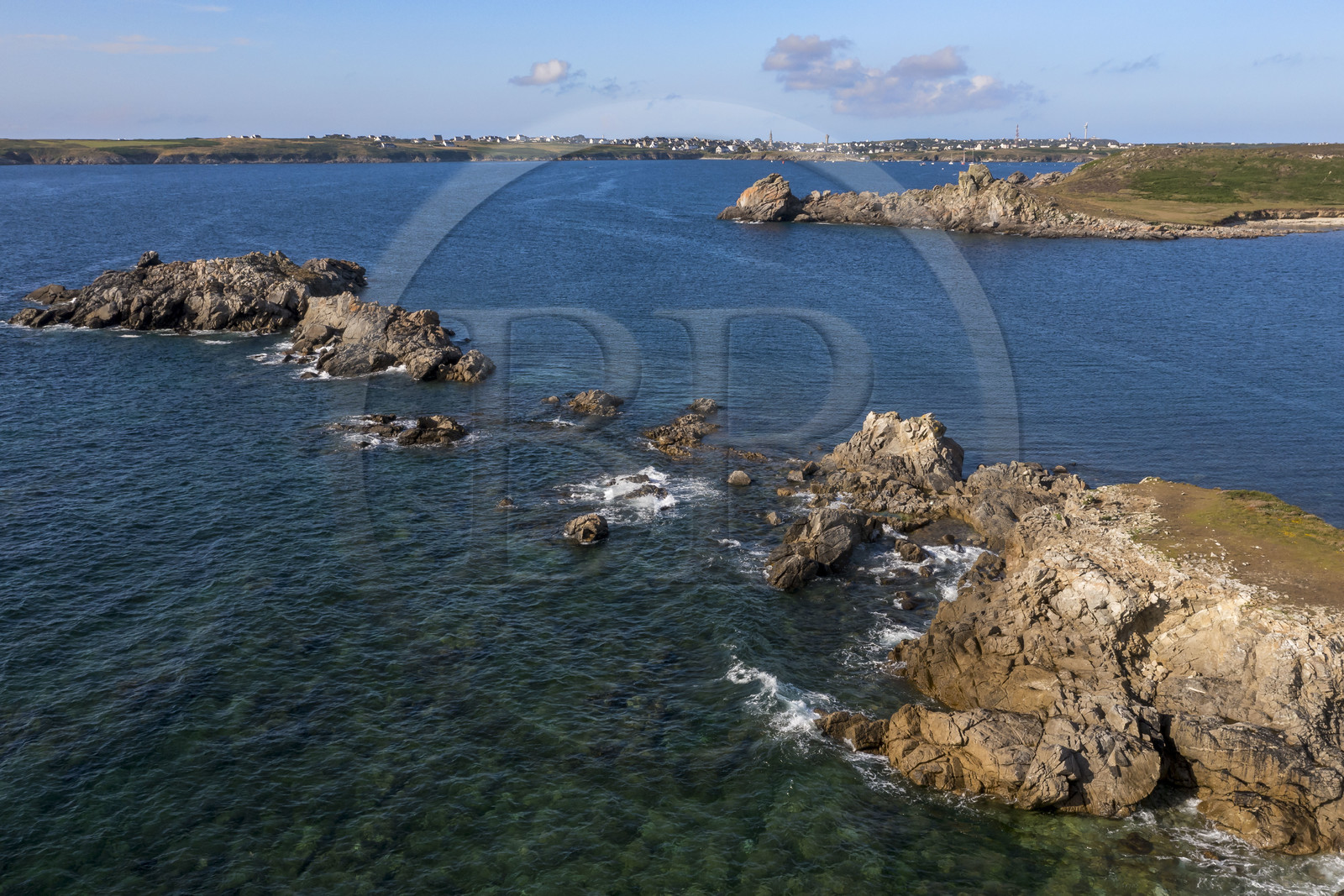 France, Finistère (29), Mer d'Iroise, Ile d'Ouessant, la Pointe de Penn ar Viler sur la cote Sud et la Baie de Lampaul, le bourg de Lampaul en arrière plan (vue aérienne)