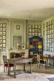 France, Côte-d'Or (21), Montbard, Musée Parc Buffon, cabinet de travail de Georges-Louis Leclerc de Buffon sur le rempart ouest où il rédigea de 1749 à 1788 son Histoire naturelle en collaboration avec Louis Jean-Marie Daubenton notamment, murs couverts des estampes aquarellées de François-Nicolas Martinet qui illustrent l’Histoire Naturelle des Oiseaux