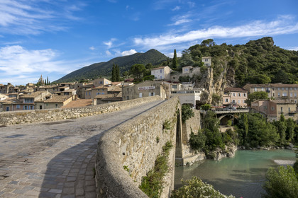 France, Drôme (26), Drôme provençale, Nyons, le pont en arc sur l'Eygues datant du début du XVe siècle
