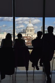 Royaume-Uni, Londres, vue sur la cathédrale Saint-Paul, la city et la Tamise depuis le café de la Tate Modern