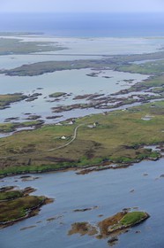 Royaume-Uni, Ecosse, Hébrides extérieures, Ile de North Uist recouvert d'une mosaïque de tourbières, basses collines et lochs, Minch view sur l'Ile de Bendecula (vue aérienne)