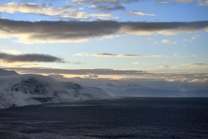 Norvège, Svalbard, Spitzberg, Longyearbyen, montagne bordant l'Isfjord sous un vent fort (vue aérienne)
