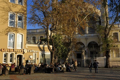 Turquie, Istanbul, terrasse devant la mosquée baroque d' Ortaköy au bord du Bosphore