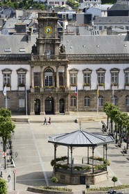 France, Finistère (29), Morlaix, l'hotel de ville sur la place des Otages et le Kiosque de 1903
